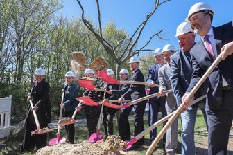 Mega-Internetausbauprojekt für Mittelsachsen am Sonnenlandpark Lichtenau gestartet - Mittendrin beim Spatenstich zum Glasfaserausbau am Sonnenlandpark Lichtenau: Ministerpräsident Michael Kretschmer (CDU).