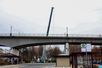 Mega-Kran am Bahnhof Aue: Was wird da durch die Luft gehoben? - Mit einem Mega-Kran wurde die neue Trafostation am Bahnhof Aue eingehoben.