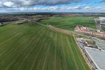 „Mega-Monster-Biogasanlage“ an der A 4 kommt nicht: Hainichen macht Weg für Industriegebiet Areal 4 frei - Blick auf die hier noch grüne Fläche (im Vordergrund) an der Autobahnabfahrt Hainichen, die als Areal 4 ein neuer Gewerbepark neben dem Hagebaumarkt (rechts) werden soll.