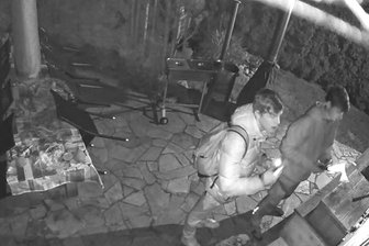 Mega-Panne bei Einbruch in Dresden: Täter blicken geradewegs in Überwachungskamera - Im Video sind die Gesichter der beiden jugendlichen Einbrecher deutlich zu erkennen.