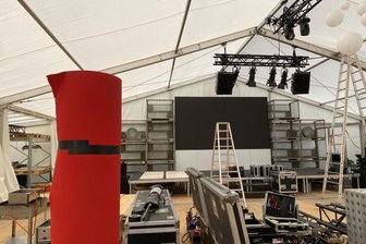 Mega Party in Reuth: Firma Röckelein rollt Mitarbeitern den roten Teppich aus - Das Festzelt wird in Industrie-Optik eingerichtet. Für Musik und Magie, vorn der rote Teppich.