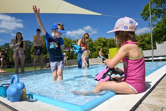 „Mega schön“: So finden die Badegäste das neue Freibad Bernsdorf in Chemnitz - Das neue Planschbecken kommt bei Leander und Luna gut an. Auch Alisa Kirna und Tochter Anfisa (Mitte) kühlen sich darin ab.