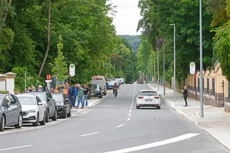 Mega-Sperrung der Schwanefelder Straße in Meerane ist Geschichte: Warum wurden nur 50 Zentimeter Straße am Tag gebaut? - Der Verkehr rollt wieder über die Schwanefelder Straße in Meerane. Kosten für den Ausbau: zwei Millionen Euro.