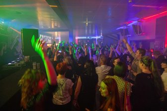 Mega-Stimmung vor dem Umbau im Kinopolis Freiberg: ClubBeatz-Party von InPulz-Radio mit drei DJs - Das Foyer des Kinopolis Freiberg verwandelte sich am Samstag in eine Partyzone.