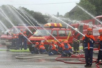 Mega-Übung in Niederalbertsdorf: Jugendfeuerwehren proben den Ernstfall -
