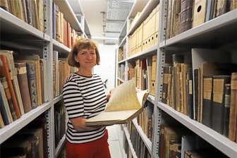 Mega-Umzug in Freiberg: So findet das Stadtarchiv im Herderhaus seine neue Heimat - Einfach nur glücklich: Ines Lorenz, Leiterin des Stadtarchivs Freiberg im Herderhaus, mit der Bestandsliste der Bibliothek des Altertumsvereins.