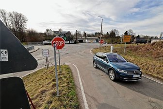 Megaprojekt "Wolfsschlucht" in Langenchursdorf: Wäre weniger mehr gewesen? - Die Bräunsdorfer Straße (im Bild vorn) soll umverlegt werden. Von diesem Blickwinkel aus gesehen wird sie künftig weiter rechts verlaufen.