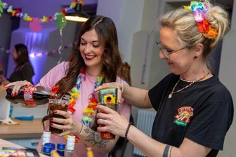 Megaspaß bei Malle-Party im Vogtland: „Man kann ja nicht ständig nach Spanien fliegen“ - Saskia Hochwitz und Juliane Müller hatten am Ausschank alle Hände voll zu tun.