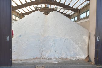 Mehr als 10.000 Tonnen Streusalz: Ein weißer Berg in Freiberg gegen die weiße Pracht - Das Salzlager befindet sich auf dem Areal der Straßenmeisterei Freiberg am Fuchsmühlenweg. Rund 6700 Tonnen sind bereits eingelagert.