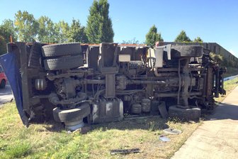 Mehr als 100.000 Euro Schaden nach Lkw-Unfall auf A 4 - Nach einer Kollision auf A 4 bei Chemnitz kippte ein Lkw auf die Seite; dessen Fahrer wurde leicht verletzt.
