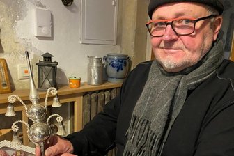 Die silberne Christbaumspitze ist um das Jahr 1910 hergestellt worden, schätzt Johannes Schubert. Am Wochenende steht sie beim Verein Deckerberg in Mittweida zum Verkauf.