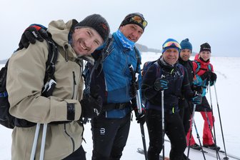 Mehr als 100 Kilometer auf Ski durchs Erzgebirge – Chemnitzerin ist bei Wahnsinnstour schon viertes Mal dabei - Lars, Maik, Hendrik, Toni und Jeany rocken gemeinsam den Stoneman Miriquidi Snow. Dabei geht es mehr als 100 Kilometer auf Langlauf-Skiern durchs Erzgebirge.