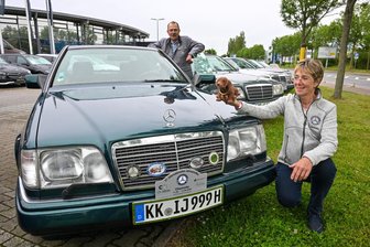 Mehr als 100 Mercedes-Benz-Klassiker rollen durch Chemnitz: Was ist da los? - Jürgen Braun und Iris Hackstein aus Tönisvorst haben Auto und Wackeldackel mitgebracht.