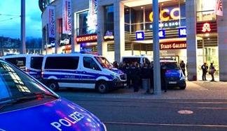 Mehr als 100 Platzverweise nach Auseinandersetzungen in Plauener Innenstadt - Hinter der Stadtgalerie in Plauen kam es zu einer körperlichen Auseinandersetzung zwischen mehreren Jugendlichen.