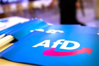 Mehr als 100 Rechtsextremisten arbeiten für AfD im Bundestag - Für die AfD-Bundestagsfraktion und AfD-Abgeordnete sollen einem Medienbericht zufolge mehr als 100 Personen aus Organisationen arbeiten, die von deutschen Verfassungsschutzämtern als rechtsextremistisch eingestuft werden.