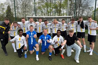 Mehr als 100 Tore: Freiberger Nachwuchsfußballer ohne Punktverlust zum Meistertitel - Drei Spieltage vor Saisonende: Die A-Junioren des BSC Freiberg feiern schon ihre Kreismeisterschaft.