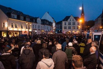 Mehr als 1000 Bürger demonstrieren gegen Asylpolitik - Friedensgebet in Auer Nicolaikirche -