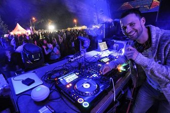 Mehr als 1000 junge Leute feiern Partynacht im Rußdorfer Freibad -