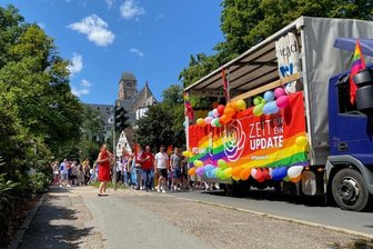 Mehr als 1000 Leute feiern Christopher Street Day in Chemnitz - In vier Umzügen ging es für die Beteiligten des diesjährigen CSD durch Chemnitz.