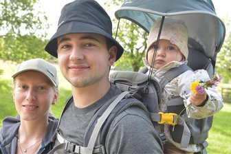 Mehr als 1000 Vogtländer auf Wandertour rund um Erlbach: Gute Laune, Sahnewetter und Knoblauchbrote - Mit bester Laune bei der Familienwanderung: Emily und Max Eßbach mit Töchterchen Carla.