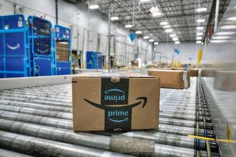 Mehr als 130.000 Kunden schließen sich Klage gegen Amazon an - Die Verbraucherzentrale NRW hat den Online-Händler Amazon wegen einer Preiserhöhung im Sommer 2022 verklagt.  (Archivbild)