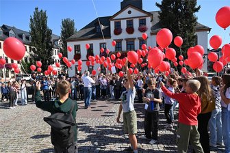 Mehr als 130 Schüler unternehmen Stadtrallye durch Rochlitz - Auf dem Markt wurden Luftballons gestartet.
