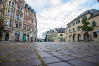 Mehr als 15 Jahre nach Sanierung: Noch immer Ärger mit Gehweg in Plauen - „Es wird wohl weiter rutschig bleiben“ - An der Neundorfer Straße geht es rutschig zu. Besonders bei Nässe stellt das Pflaster eine Gefahr dar.