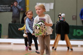 Mehr als 150 Starts bei erstem Hobby-Horse-Turnier im Erzgebirge: „Das ist anstrengender als richtiges Reiten“ - Malú Pille bei der Ehrenrunde nach der Siegerehrung. Auch diese Zeremonie, die zu jedem Reit- und Springturnier gehört, dufte in Eibenstock nicht fehlen.