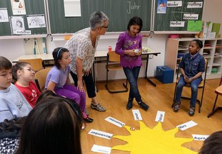 Mehr als 20 Sprachklassen für Kinder aus Migrantenfamilien - Lehrerin Silke Langer unterrichtet an der Charles-Darwin-Grundschule Chemnitz Kinder von Zuwanderern im Fach Deutsch als Zweitsprache.