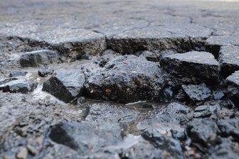 Mehr als 20 Stürze in einem Jahr: Jößnitzer Schulhof wird zur Stolperfalle - Wenn der Asphalt bröckelt, ist die Sturzgefahr groß. Das Problem kennt auch die Jößnitzer Grundschule.