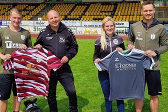 Mehr als 200 Kicker am Ball - Nils Bauer (Vogut, von links), André Rabe (VFV), Silja Schumann (VFC-Geschäftsstellenleiterin) und Jan Zimmermann (Vogut) präsentieren die Trikots und Aufwärmshirts. 