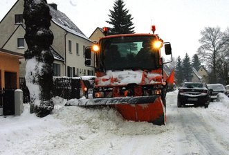 Mehr als 200 Unfälle an einem anderthalben Wintertag - 
              <p class="artikelinhalt">Eng und glatt - wie hier auf der Alten Poststraße in der Kreisstadt - geht es derzeit fast überall im Erzgebirge zu. Der anhaltende Schneefall macht allen zu schaffen. In Tannenberg etwa rutschte am Montag ein Ford auf die falsche Straßenseite - und prallte an einen Bus. Zum Glück blieb es beim Sachschaden: 7000 Euro.</p>
            
