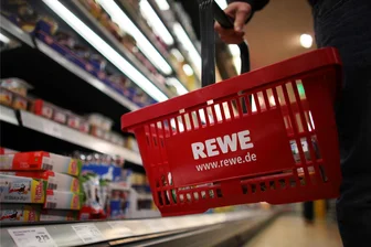 Mehr als 2000 Einkaufskörbe im Plauener Rewe verschwunden: Marktchef zieht Konsequenzen - Für den kleinen Einkauf stehen Kunden bei Rewe statt einem Wagen kleine Einkaufskörbe zur Verfügung. Damit ist jetzt Schluss.