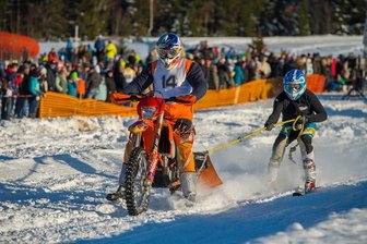 Mehr als 2000 Menschen beim 11. Skikjöring in Geyer - Skikjöring in Geyer: Die meisten der 98 Starter saßen auf Motorrädern.