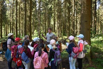Mehr als 230 Kinder bei Waldjugendspielen im Vogtland - Bei den Waldjugendspielen müssen die Kinder Stationen bewältigen, hier bei Paul Pietrock vom Forstbezirk.
