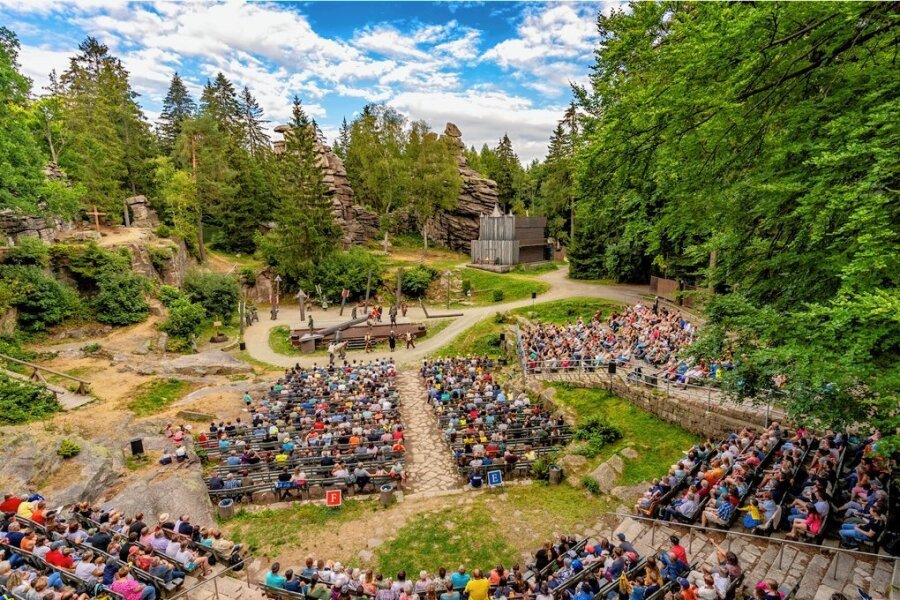 Mehr als 30.000 Gäste bei Greifenstein-Festspielen im Erzgebirge - Volle Ränge hat es in diesem Sommer oft vor der Freilichtbühne an den Greifensteinen gegeben. Die Saison dort ist am Sonntag mit dem Familientheaterstück "Robin Hood" zu Ende gegangen. 