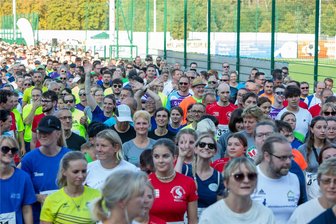 Mehr als 30 Grad am Vogtlandstadion: So erlebten die 4000 Starter den Hitze-Firmenlauf in Plauen - 4000 Läuferinnen und Läufer gingen in drei Kategorien an den Start.