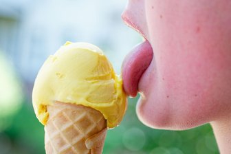 Mehr als 30 Grad und viel Sonne am Pfingstwochenende - Schlangen vor Eisdielen - damit muss am Wochenende gerechnet werden. (Archivbild)