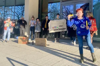 Mehr als 300.000 Euro fließen in Sanierung des Plauener Vogtland-Theaters – Theatermitarbeiter protestieren erneut vor Sitzung - Vor dem Plauener Rathaus machten Theatermitarbeiter am Donnerstag erneut auf sich aufmerksam.