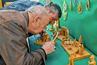 Mehr als 3000 Besucher bei Schnitzausstellung in Borstendorf - Mit Friedrich Vinne (hinten) und Lothar Zeun besuchten zwei Fachleute die Schau, die sich genauestens für die Arbeit ihrer Schnitzerfreunde interessierten.
