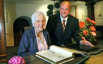 Mehr als 3000 Gift-Pilze aussortiert - 
              <p class="artikelinhalt">Seit Freitagabend ist Ilse Scholz im Goldenen Buch der Stadt Auerbach verewigt. Die 73-Jährige engagiert sich seit fast einem halben Jahrhundert als Pilzberaterin. Für Oberbürgermeister Johannes Graupner war die Auszeichnung eine seiner letzten Amtshandlungen, und sicher eine der schönsten. </p>
            