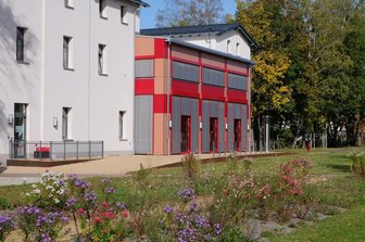 Das Bahnhofsgebäude ist zentraler Bestandteil der grünen Mitte von Lugau.