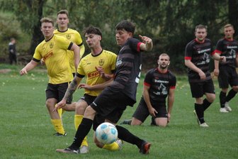 Mehr als 400 Zuschauer bei zwei Spielen: Zwei Auswärtssiege beim Pokal-Sonntag in Langenleuba-Oberhain - Keine Zeit für Verschnaufpausen: Beim Derby zwischen der SpG Langenleuba-Oberhain, hier mit Max Stock (v. l.), und dem TSV Penig mit Paul Herrmann (v. r.) ging es über 90 Minuten rauf und runter.