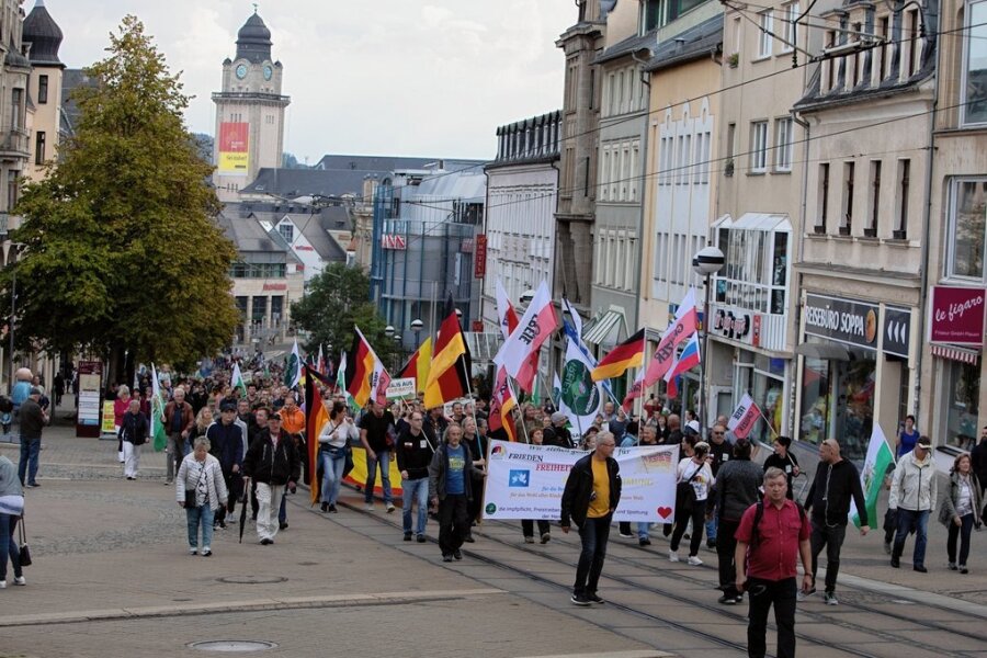 Mehr als 4000 Teilnehmer: Protestler laufen nach Kundgebung in Plauen Route vom Wendeherbst 1989 - Mit Transparenten, Trommeln und Fahnen zogen die Demonstranten lautstark durch die Plauener Innenstadt.