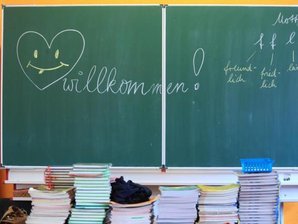 Mehr als 41.000 Unterschriften für längeres gemeinsames Lernen - Willkommensgrüße stehen in einer Gemeinschaftsschule an der Tafel.