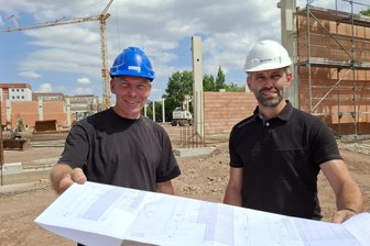 Mehr als 50 Betonsäulen und XXL-Balken: So wächst Crimmitschaus neues Einkaufszentrum - Polier Thomas Neltner und Bauleiter Marcel Richter sind ein eingespieltes Duo. Bei Problemen auf der Baustelle wird sofort reagiert. Ende des Jahres soll der Markt fertig sein.