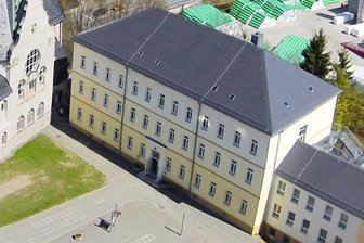 Mehr als 50 Prozent beim Verbrauch sparen: LED für Adorfer Grundschulräume - Die Adorfer Grundschule am Kirchplatz.
