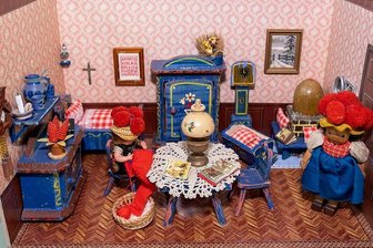 Mehr als 50 Puppenstuben locken ins Auerbacher Museum - Die Schwarzwälder Bauernstube aus dem Jahr 1934 ist die älteste von etwa 50 Miniatur- oder Puppenstuben, die derzeit im Auerbacher Museum ausgestellt sind. 