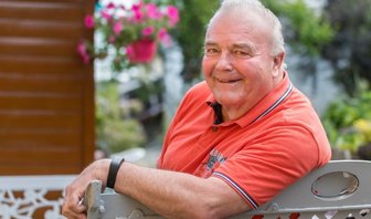 Mehr als 500 Pikse: Erzgebirger spendet 44 Jahre lang Blut - Gert Weigelt ist 74 Jahre alt. Ärztlich wird ihm abgeraten, weiterhin Blut zu spenden. Doch der Mauersberger hat ohnehin schon Vorbildliches geleistet. Seit 1976 gab der Rentner 115 Blut- und 410 Blutplasma-Spenden ab. 