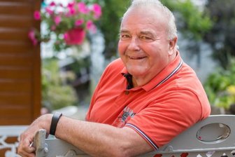 Mehr als 500 Pikse: Erzgebirger spendet 44 Jahre lang Blut - Gert Weigelt ist 74 Jahre alt. Ärztlich wird ihm abgeraten, weiterhin Blut zu spenden. Doch der Mauersberger hat ohnehin schon Vorbildliches geleistet. Seit 1976 gab der Rentner 115 Blut- und 410 Blutplasma-Spenden ab. 